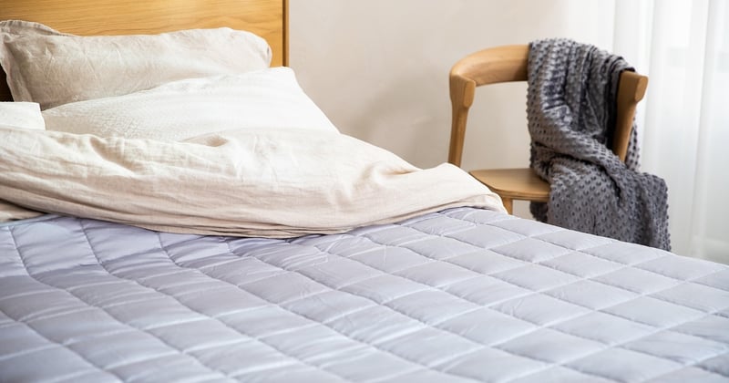 Enfiler une housse de couette en 2 minutes : la technique qui change tout